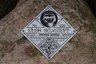 020 - Simon Selvgjort II.  Die Dambo-Plakette an der Skulptur. : Troll 020 - Simon Selvgjort