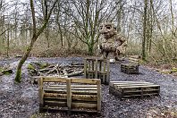 051 Little Nora  Nora hat in den vergangenen fünf Jahren etwas gelitten – die Skulptur ist noch intakt, aber der Schlitten mit dem Material, das Nora an einem Seil durch den Wald zieht, ist es heute leider nicht mehr. Stattdessen haben sich einige Paletten rund um den Troll angesammelt – als Sitzgelegenheit für die Besucher vom Tomorrowland?  Fotos vom 10. Februar 2024. : Troll 051 - Nora, a Belgien, ao Boom