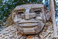 065 - Stærke Storm  Über den Bau der Holzskulptur, die auf einem langen umgestürzten Baumstamm sitzt, gibt es bei  Youtube ein wunderbares Video .