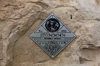 092 - Steenenenen  Die Dambo-Plakette an der Skulptur. : K Thomas Dambo, Troll 092 - Steenenenen, a Luxembourg, ao Esch (Alzette)